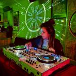 SmartiDj: «Lo que realmente hace latir esta ciudad está en los márgenes: en los locales pequeños»